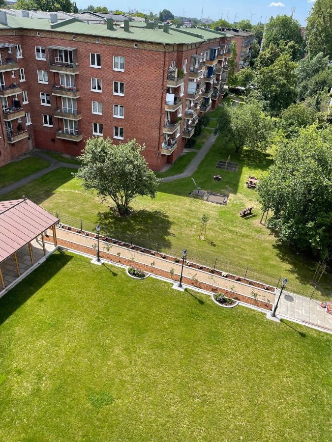 Cls Zentrale City-wohnung In Mit E-laden Und Tiefgarage, Grosser Balkon, Blick Ueber Hamburg, Parkplatz, Cafe Im Haus, Bushaltestelle Direkt Gegenueber, Flex Check In Apartment
