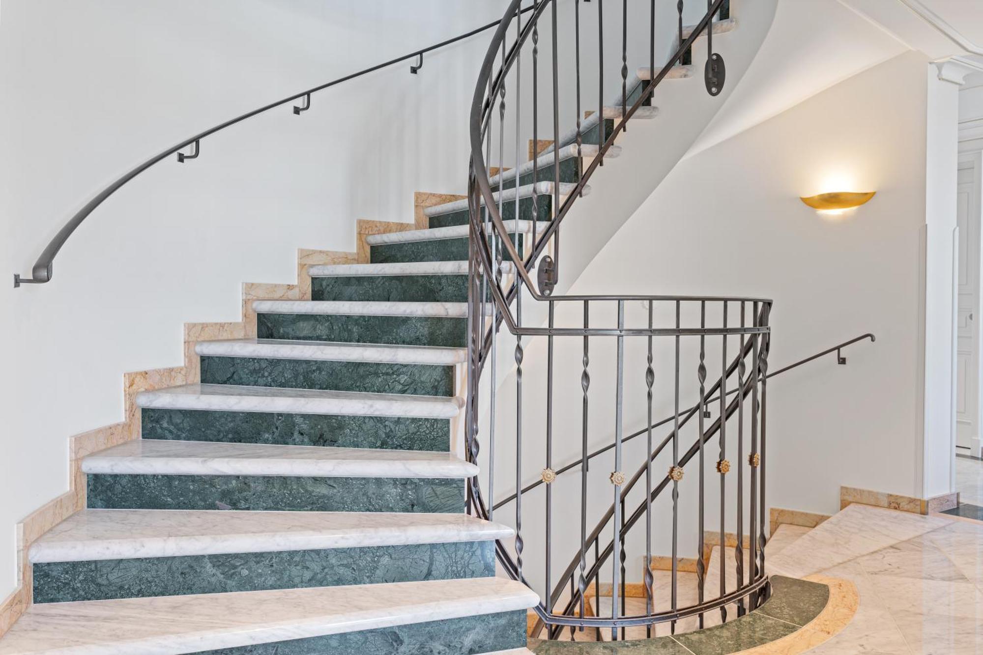 Cls Zentrale City-wohnung In Mit E-laden Und Tiefgarage, Grosser Balkon, Blick Ueber Hamburg, Parkplatz, Cafe Im Haus, Bushaltestelle Direkt Gegenueber, Flex Check In Apartment Hamburg