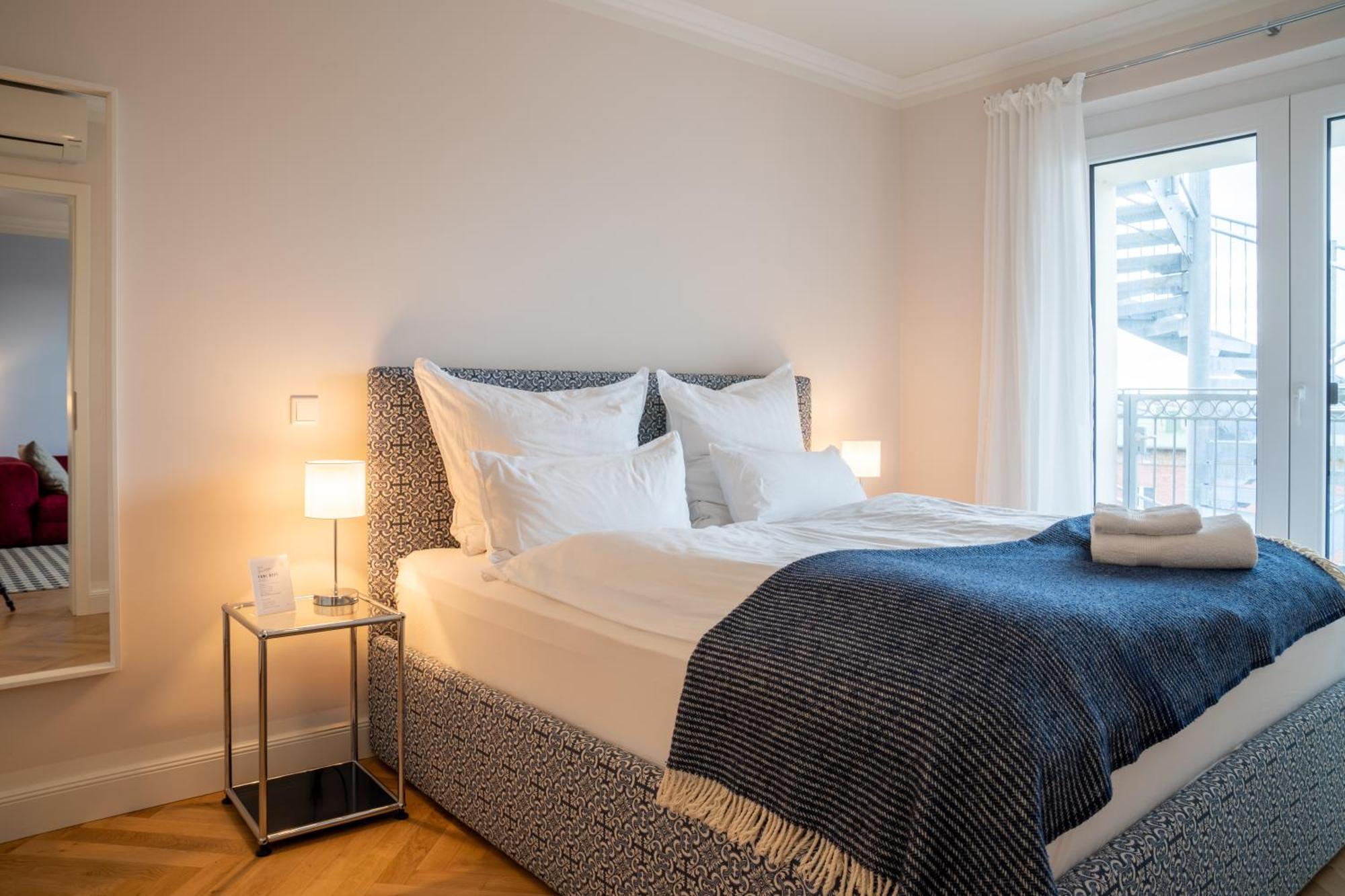 Cls Zentrale City-wohnung In Mit E-laden Und Tiefgarage, Grosser Balkon, Blick Ueber Hamburg, Parkplatz, Cafe Im Haus, Bushaltestelle Direkt Gegenueber, Flex Check In