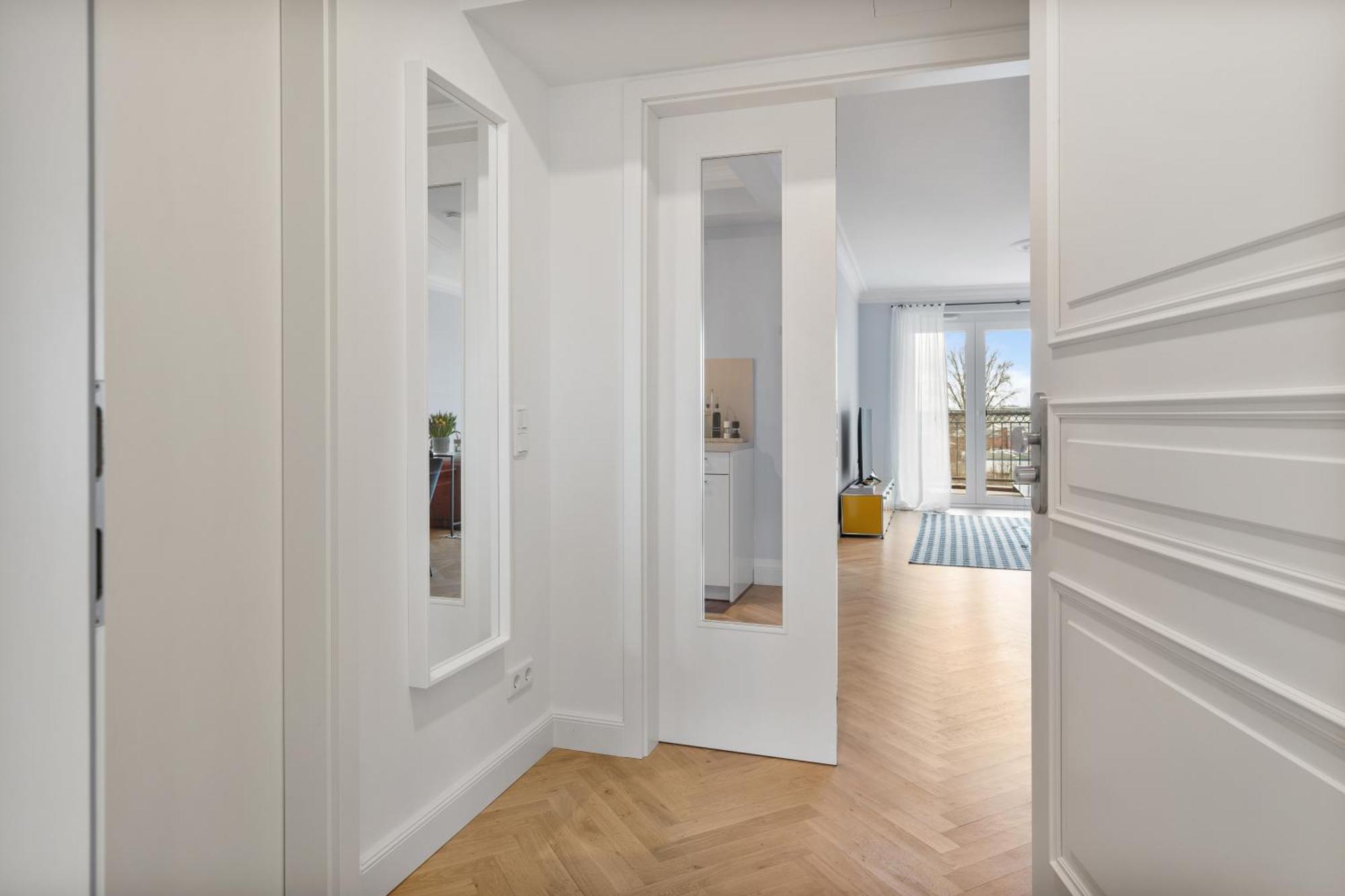 Apartment Cls Zentrale City-wohnung In Mit E-laden Und Tiefgarage, Grosser Balkon, Blick Ueber Hamburg, Parkplatz, Cafe Im Haus, Bushaltestelle Direkt Gegenueber, Flex Check In *