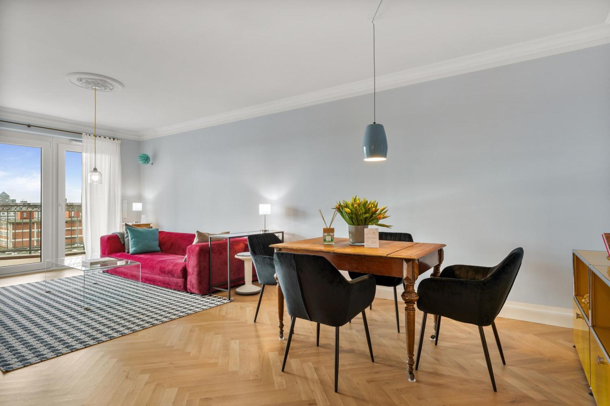 Cls Zentrale City-wohnung In Mit E-laden Und Tiefgarage, Grosser Balkon, Blick Ueber Hamburg, Parkplatz, Cafe Im Haus, Bushaltestelle Direkt Gegenueber, Flex Check In