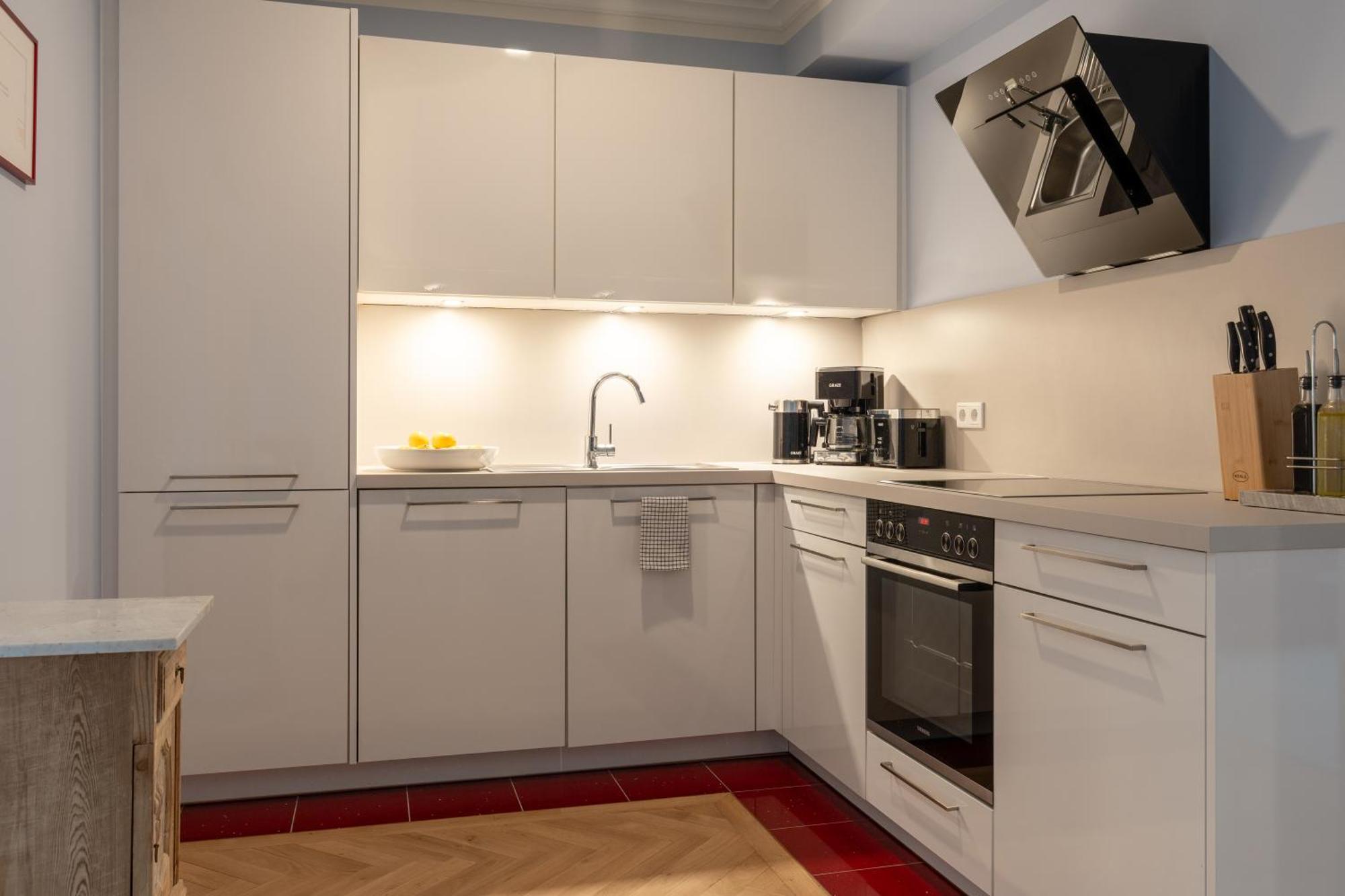Cls Zentrale City-wohnung In Mit E-laden Und Tiefgarage, Grosser Balkon, Blick Ueber Hamburg, Parkplatz, Cafe Im Haus, Bushaltestelle Direkt Gegenueber, Flex Check In Hamburg