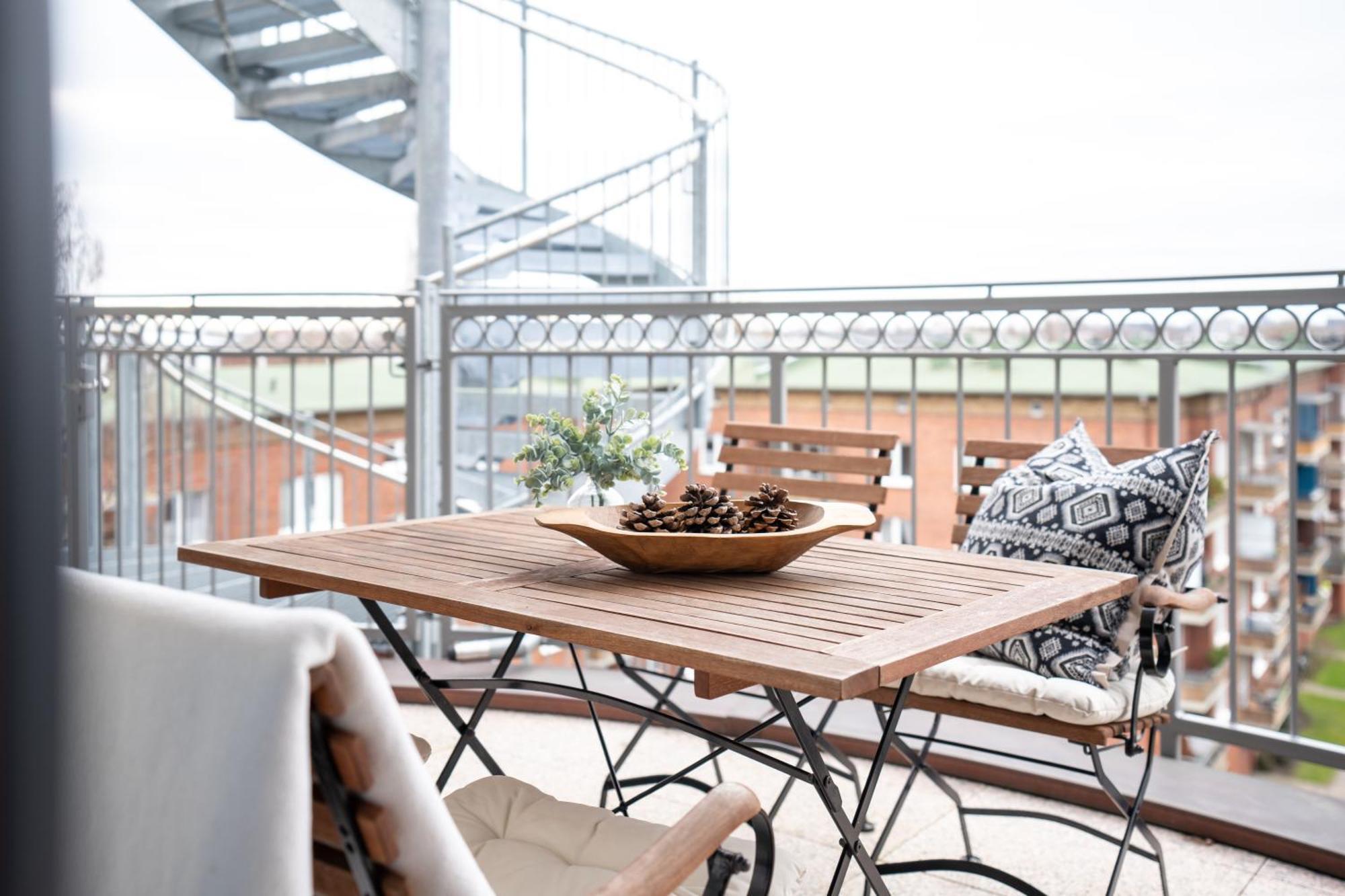 Apartment Cls Zentrale City-wohnung In Mit E-laden Und Tiefgarage, Grosser Balkon, Blick Ueber Hamburg, Parkplatz, Cafe Im Haus, Bushaltestelle Direkt Gegenueber, Flex Check In *