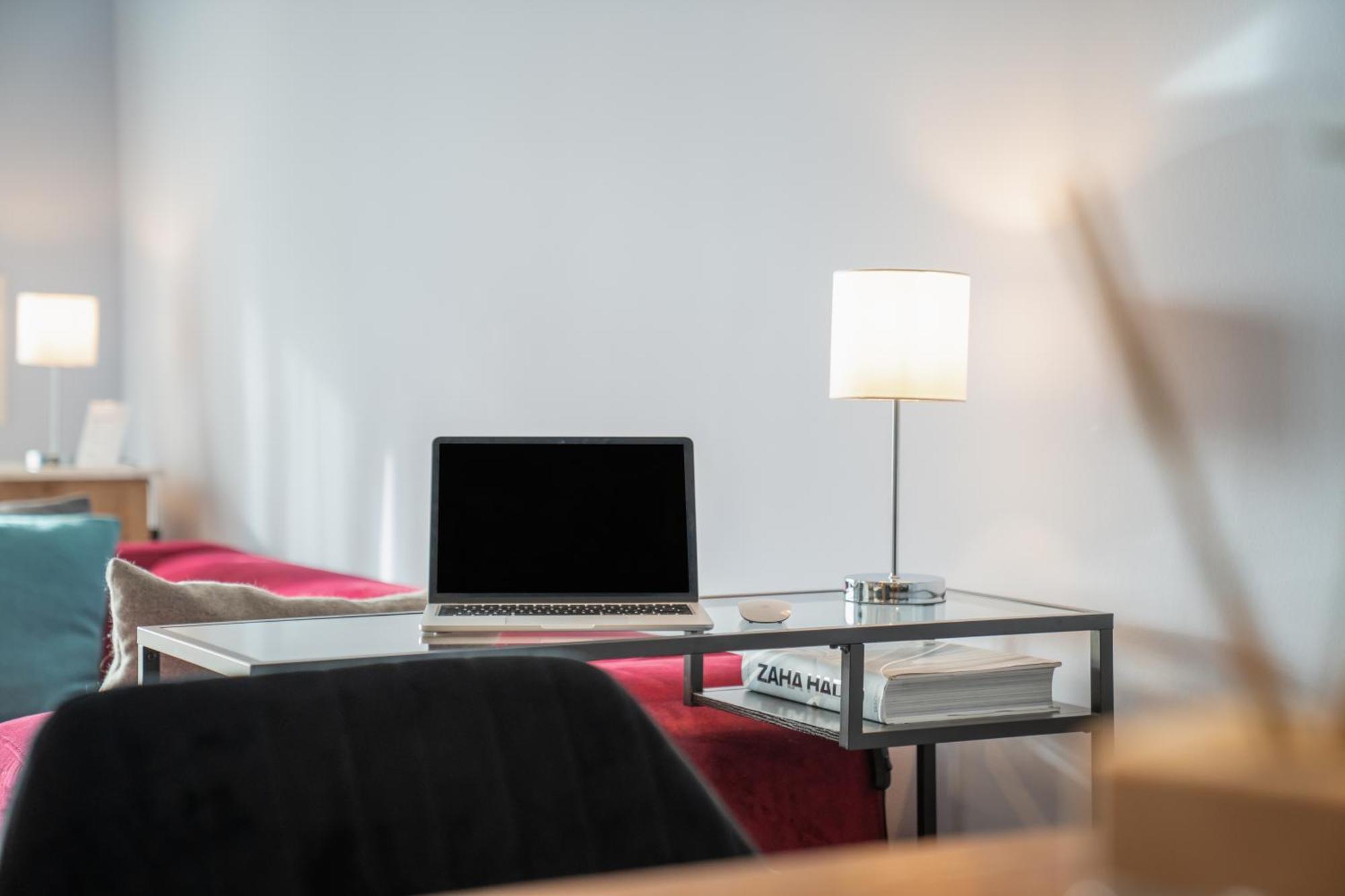 Cls Zentrale City-wohnung In Mit E-laden Und Tiefgarage, Grosser Balkon, Blick Ueber Hamburg, Parkplatz, Cafe Im Haus, Bushaltestelle Direkt Gegenueber, Flex Check In