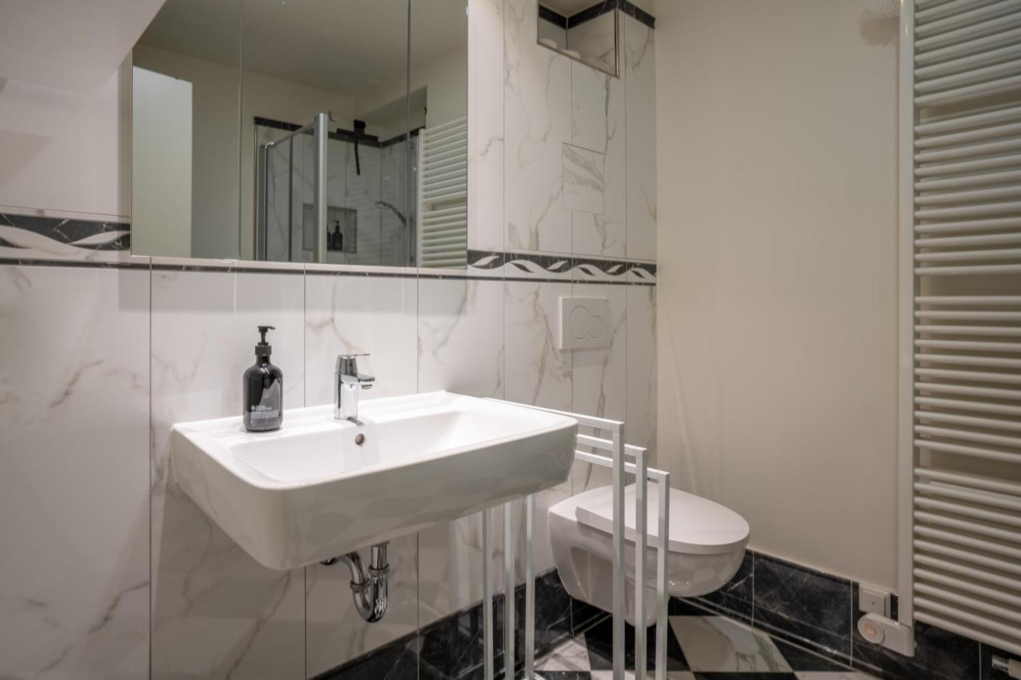 Apartment Cls Zentrale City-wohnung In Mit E-laden Und Tiefgarage, Grosser Balkon, Blick Ueber Hamburg, Parkplatz, Cafe Im Haus, Bushaltestelle Direkt Gegenueber, Flex Check In Hamburg