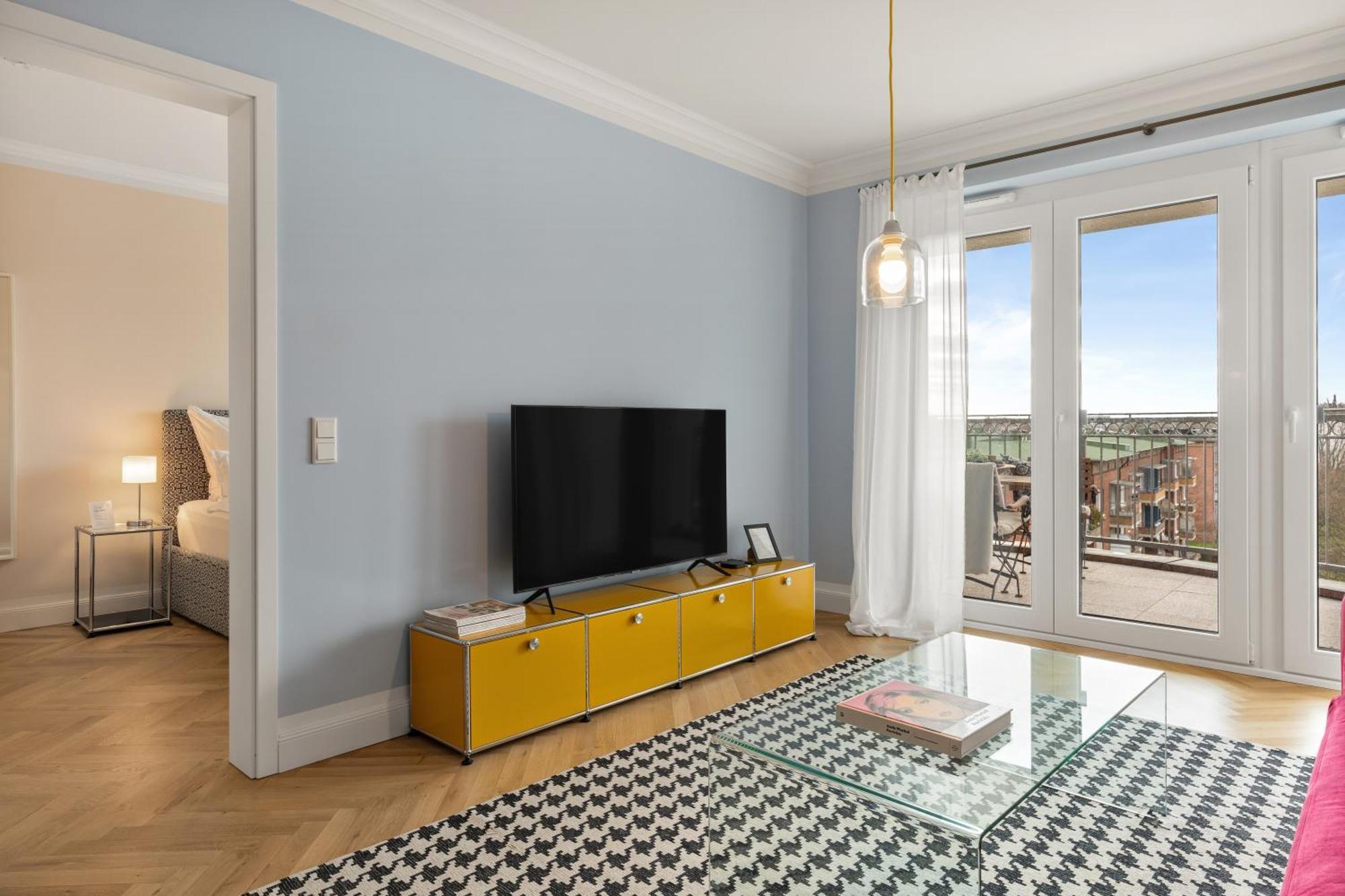 Apartment Cls Zentrale City-wohnung In Mit E-laden Und Tiefgarage, Grosser Balkon, Blick Ueber Hamburg, Parkplatz, Cafe Im Haus, Bushaltestelle Direkt Gegenueber, Flex Check In Hamburg