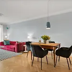 Cls Zentrale City-Wohnung In Hamburg Mit E-Laden Und Tiefgarage, Klimaanlage, Wlan, Grosser Balkon, Blick Ueber Hamburg, Parkplatz, Cafe Im Haus, Bushaltestelle Direkt Gegenueber, Flex Check In